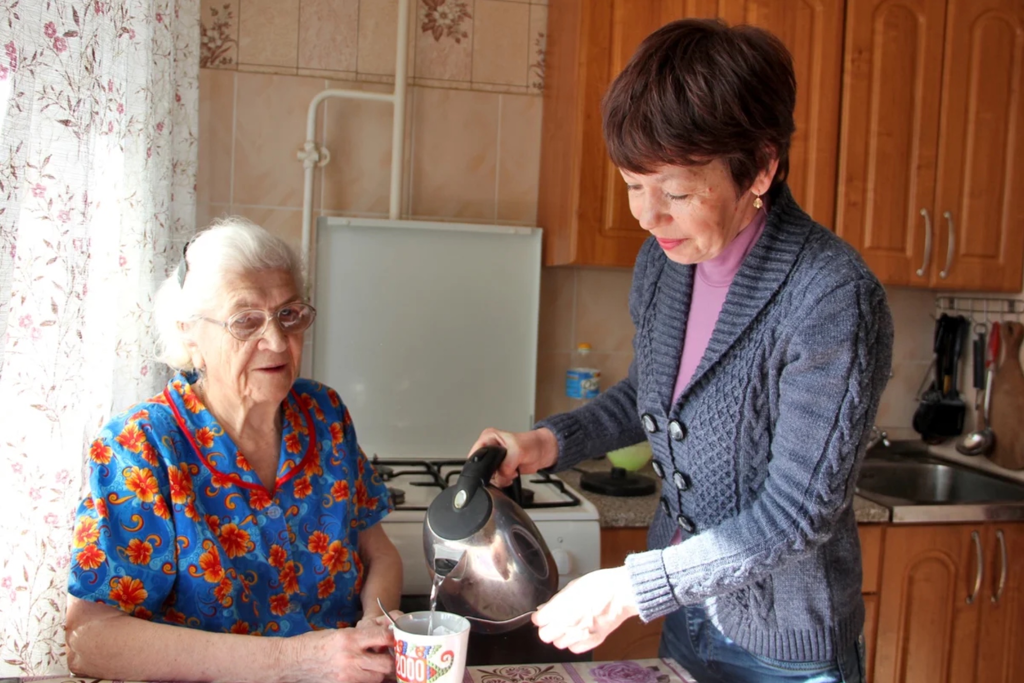 Как оформить помощь социального работника на дому для ухода за пенсионером