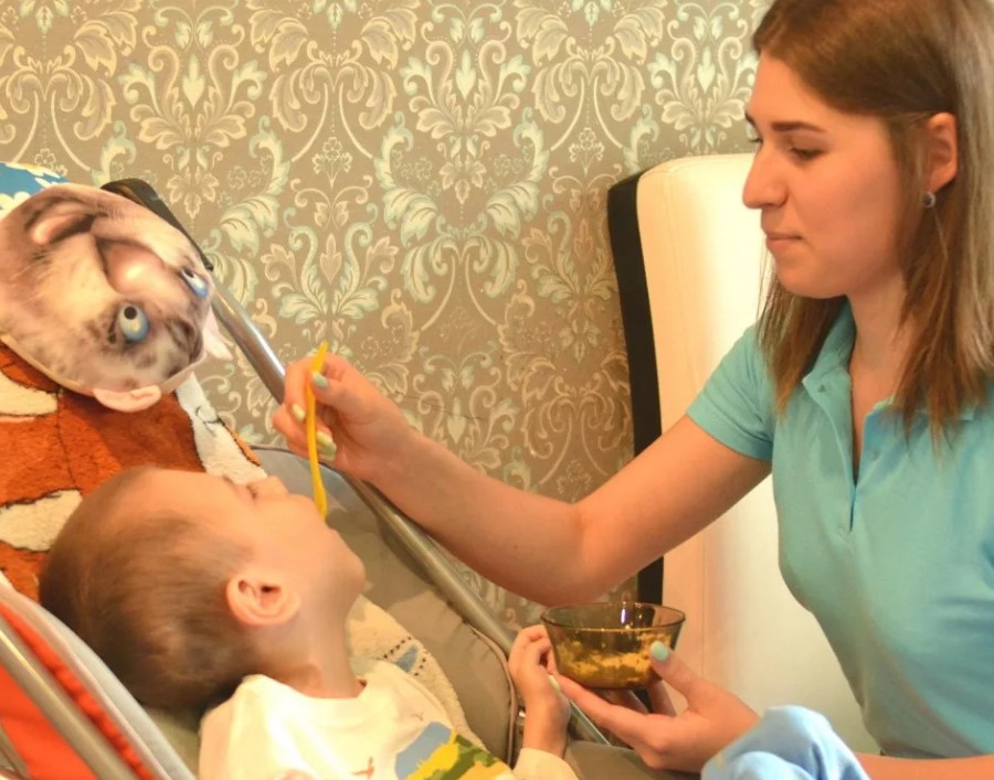 Как кормить ребенка-инвалида? Еда не должна стать поощрением или наказанием