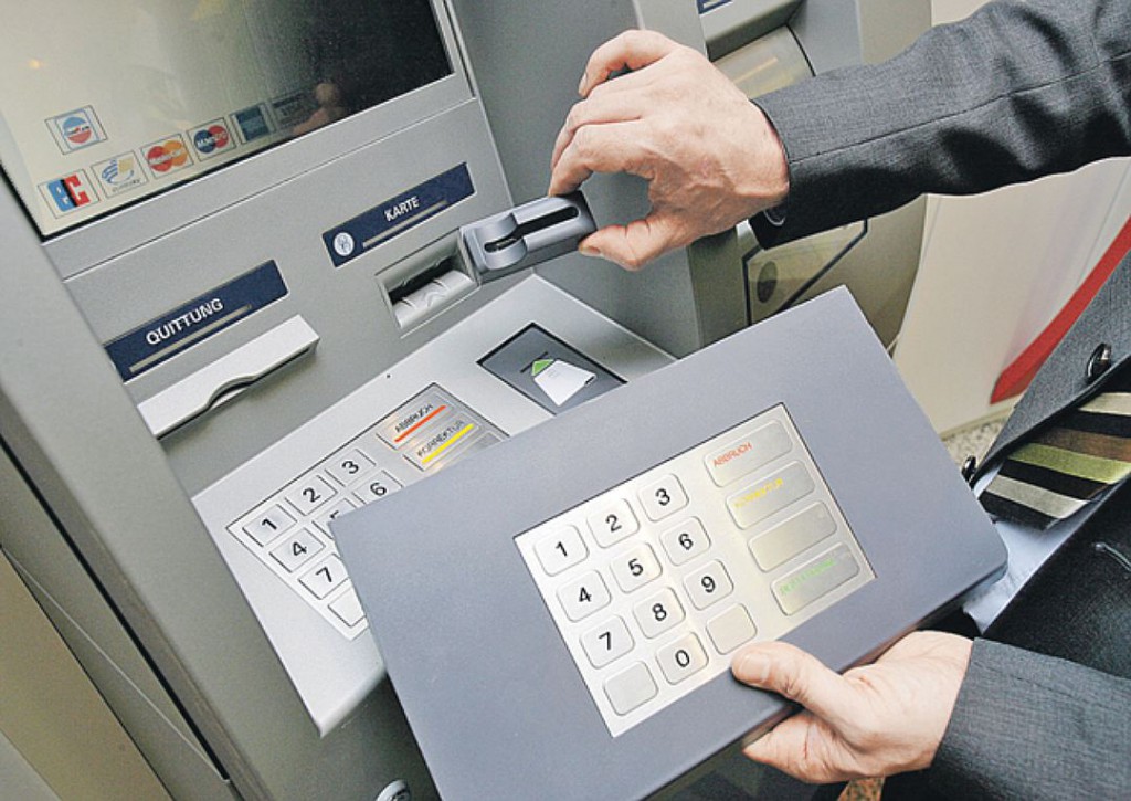 При снятии денег в банкомате россиян может ждать подвох