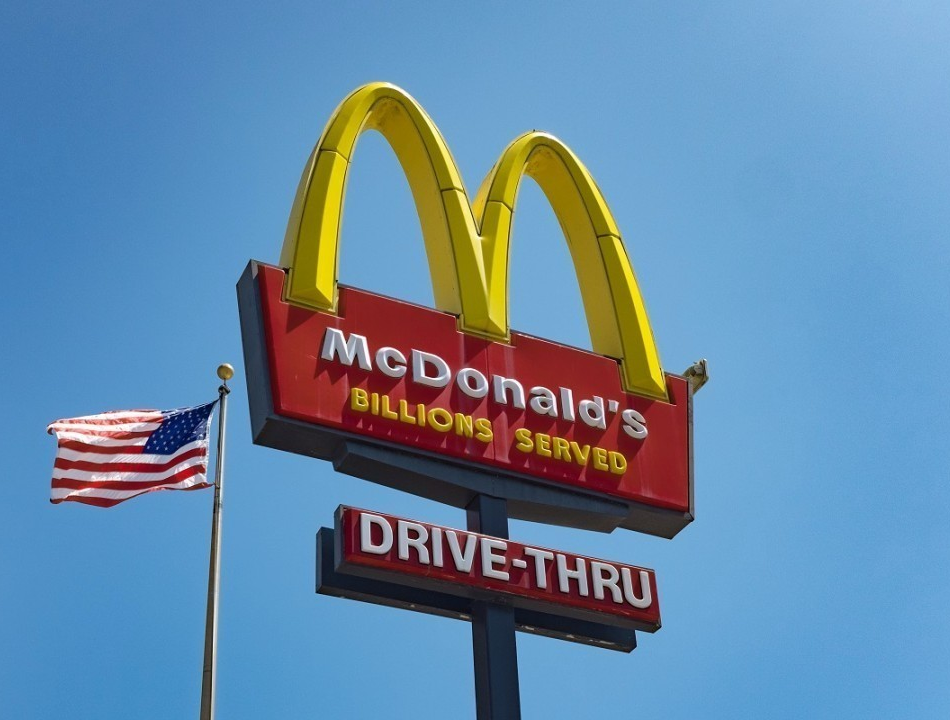 Минимальная зарплата в McDonald's США превысила доходы 97,3% россиян