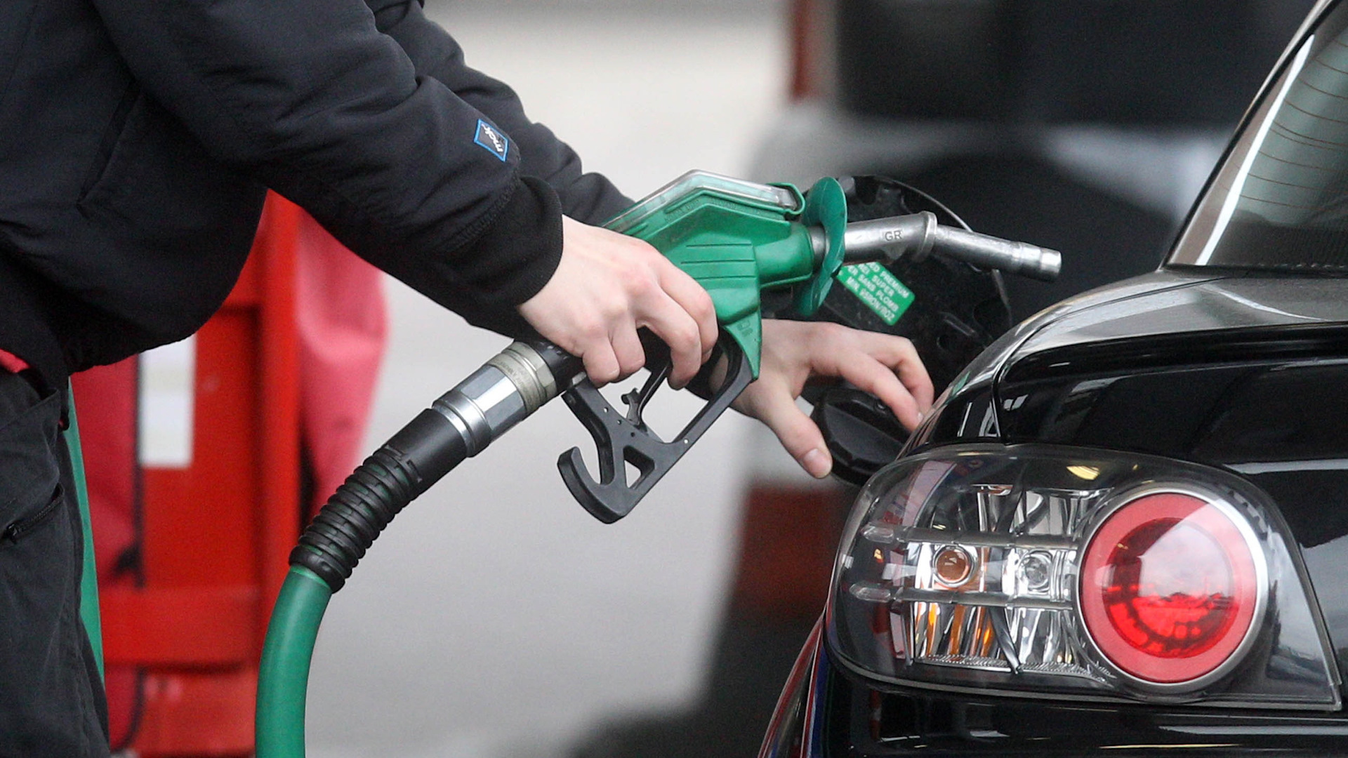 Мишустин заявил, что в России увеличится выпуск качественного бензина