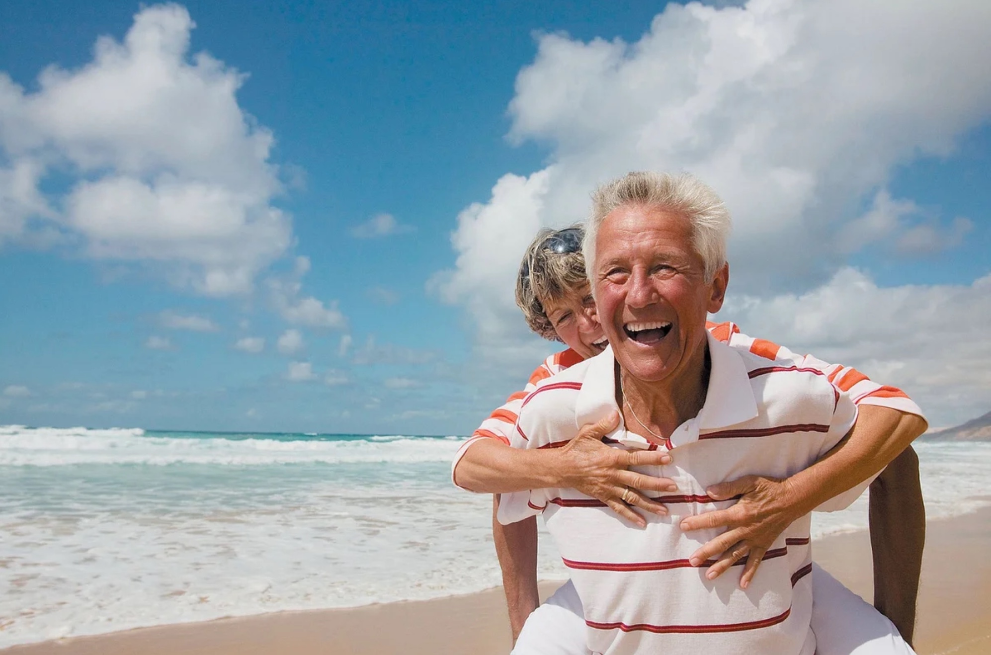 Пенсионное страхование новое. Счастливые пенсионеры. Счастливые старики. Радостные пенсионеры. Пожилые люди путешествуют.