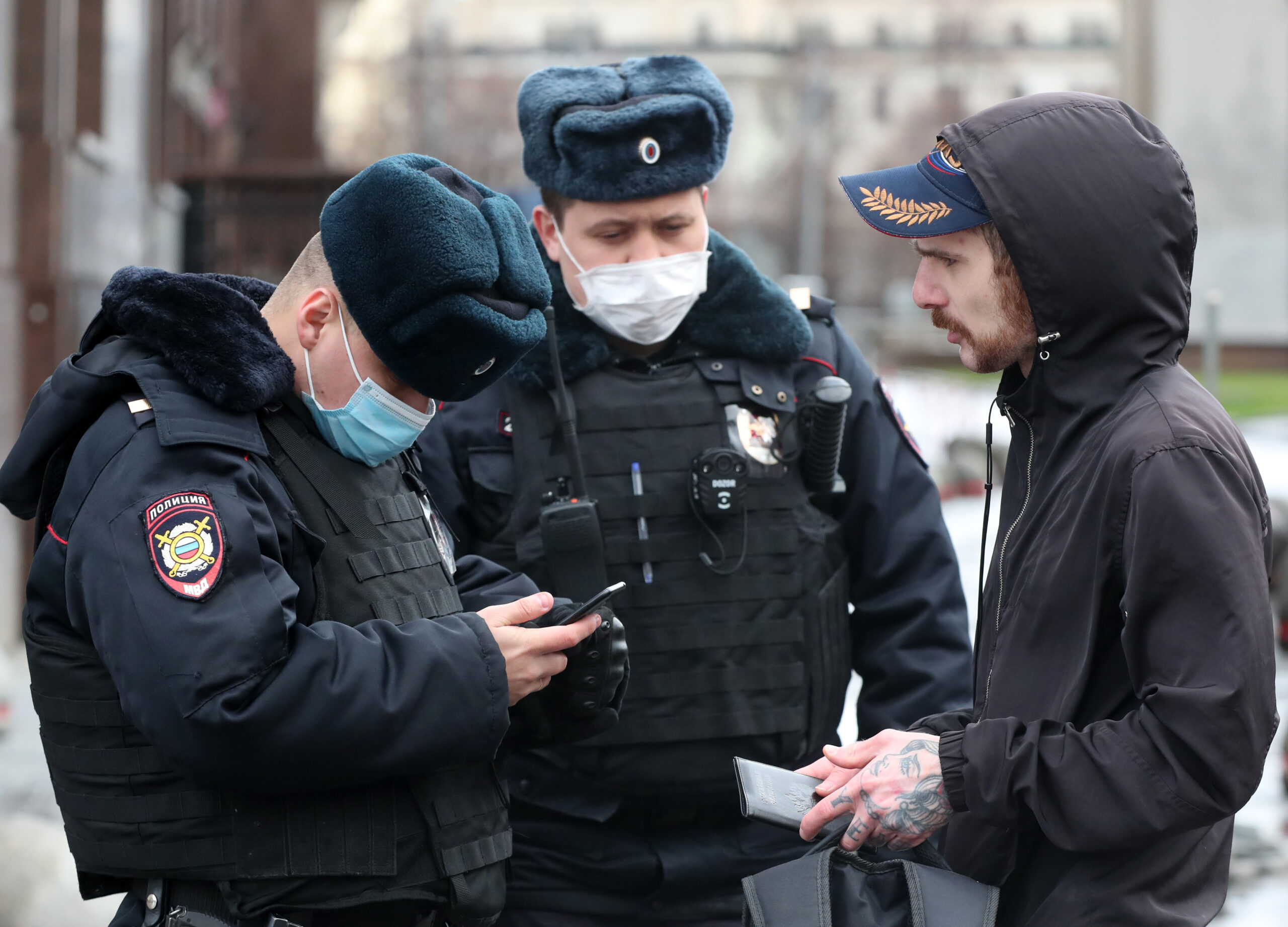 Новая угроза: перчатки, маски, штрафы возвращаются, в Москве сообщили о жестких мерах