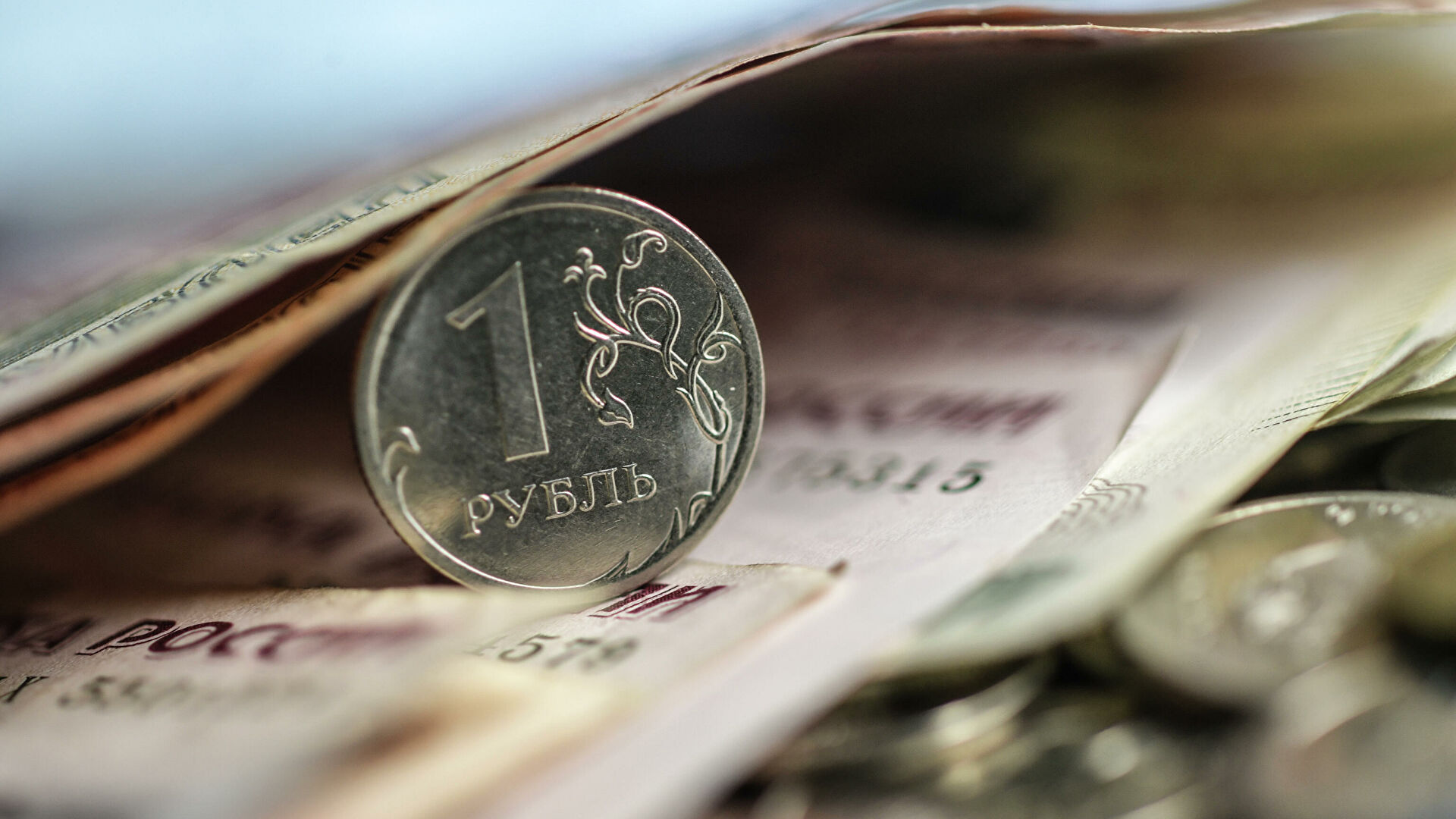 Как изменится курс рубля к концу лета?