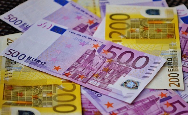 Курс евро впервые опустился ниже 86 рублей с августа 2020 года
