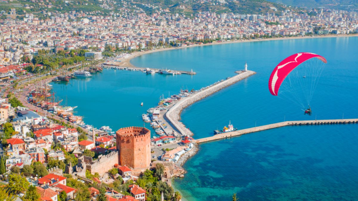 Почему туристы сбегают с пляжей Турции и отменяют бронирование в отелях?