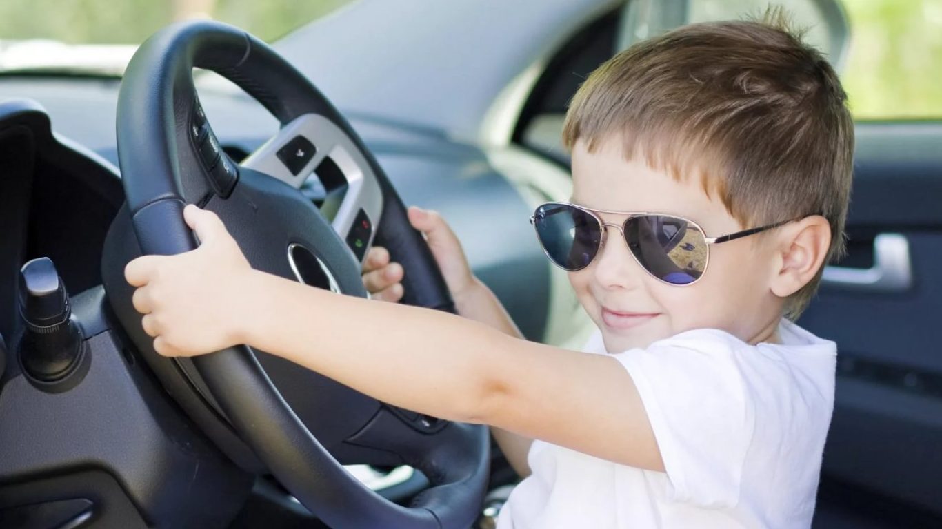 Семнадцатилетним разрешат водить автомобиль - правки в ПДД