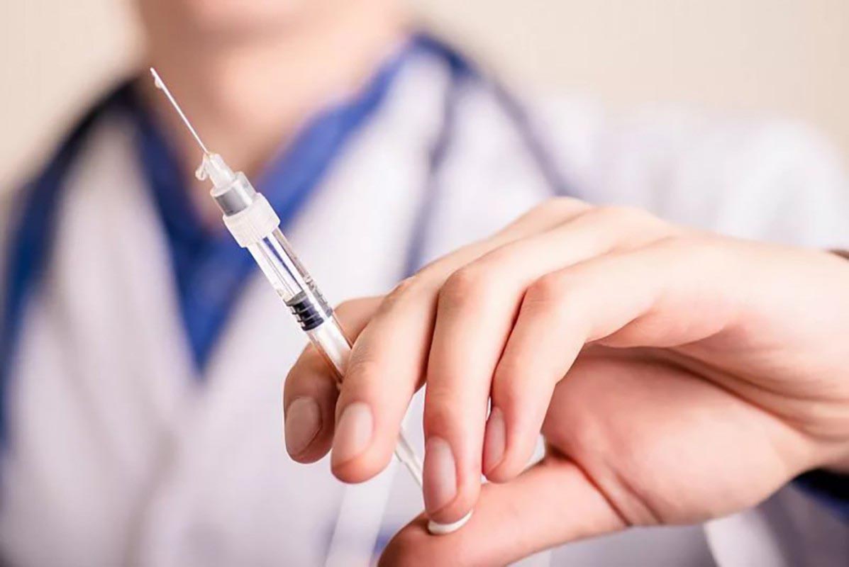 Врач-онколог рассказала о явлении от вакцинации, которое скрывают от населения