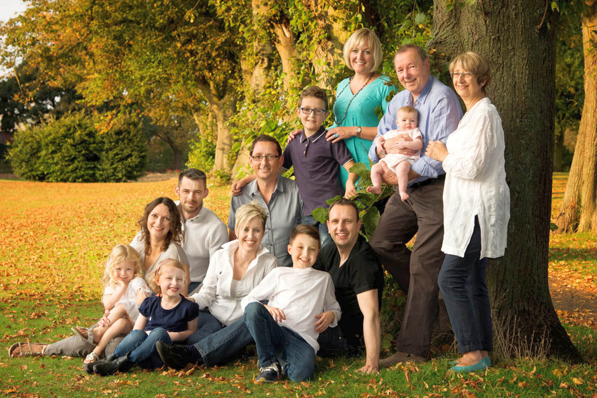 Фотографии больших семей. Большая семья. Большая счастливая семья. Фотография семьи. Фотосессия большой семьи.