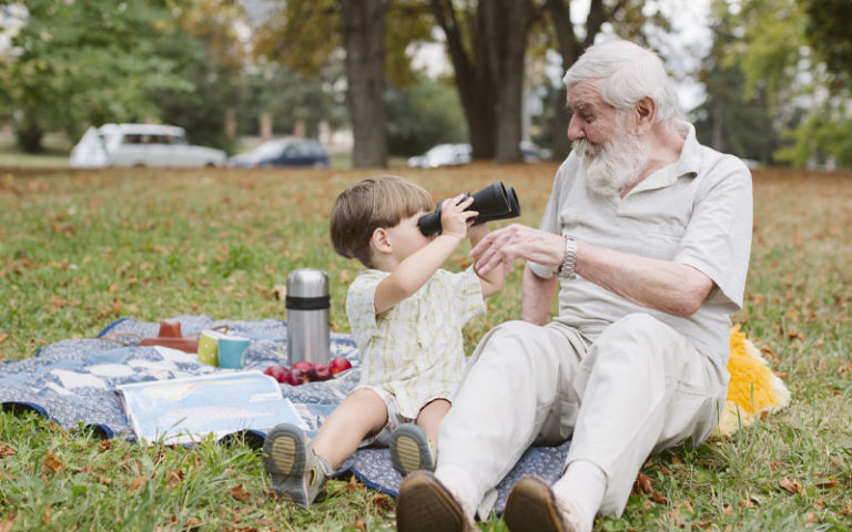 Алименты с бабушки и дедушки: можно ли их взыскать, если отец уклоняется от уплаты