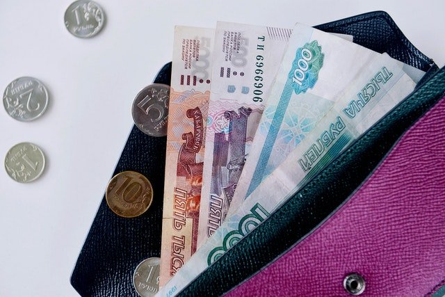 В августе пенсионерам начали доплачивать по 10 тысяч рублей