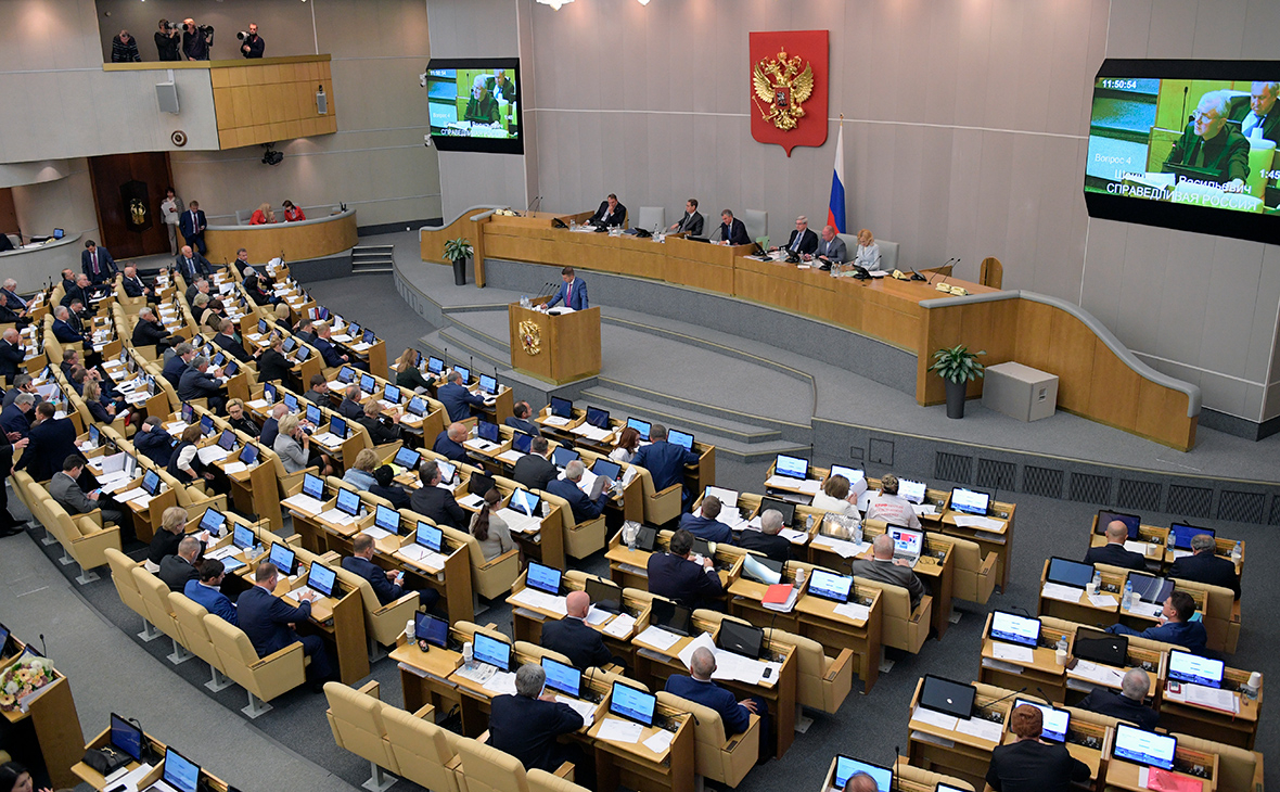 Госдума одобрила ежемесячную выплату 10 000 рублей каждому россиянину