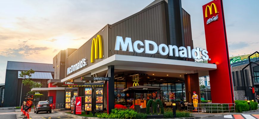 «Макдак». McDonald's Corporation принял решение оформить в России новое название торговой марки