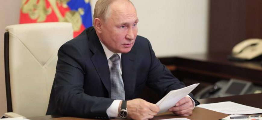Президент России распорядился перевести на удаленную работу работников от 60 и старше