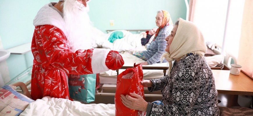 В Омске собирают подарки для детей и пенсионеров к Новому Году