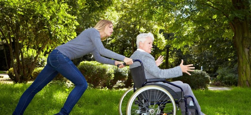 Как оформить и получать пособие по уходу за пожилым человеком в 2021 году
