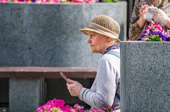 В Тюмени соцработники будут доставлять QR-коды пенсионерам на дом