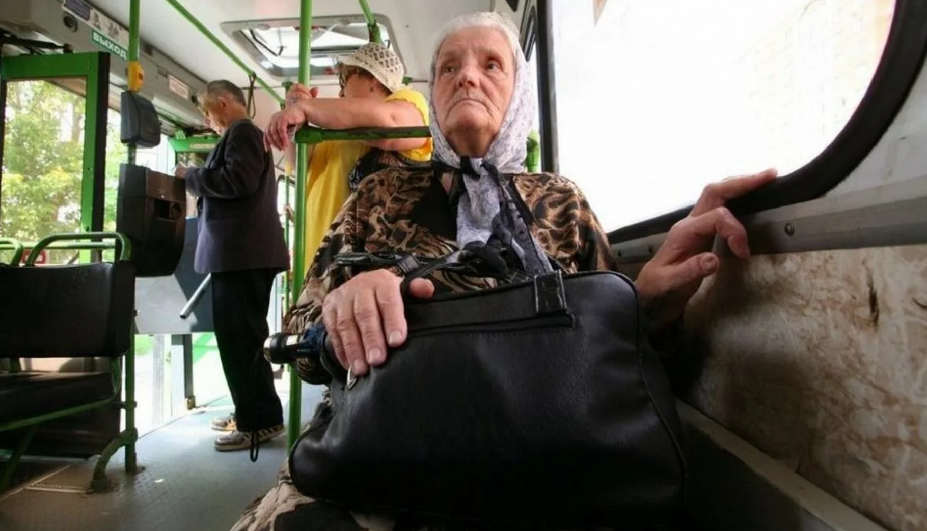 Проезд в автобусах москвы пенсионерам. Пенсионеры в автобусе. Пожилые люди в общественном транспорте. Транспорт для пожилых людей. Пожилые в общественном транспорте.