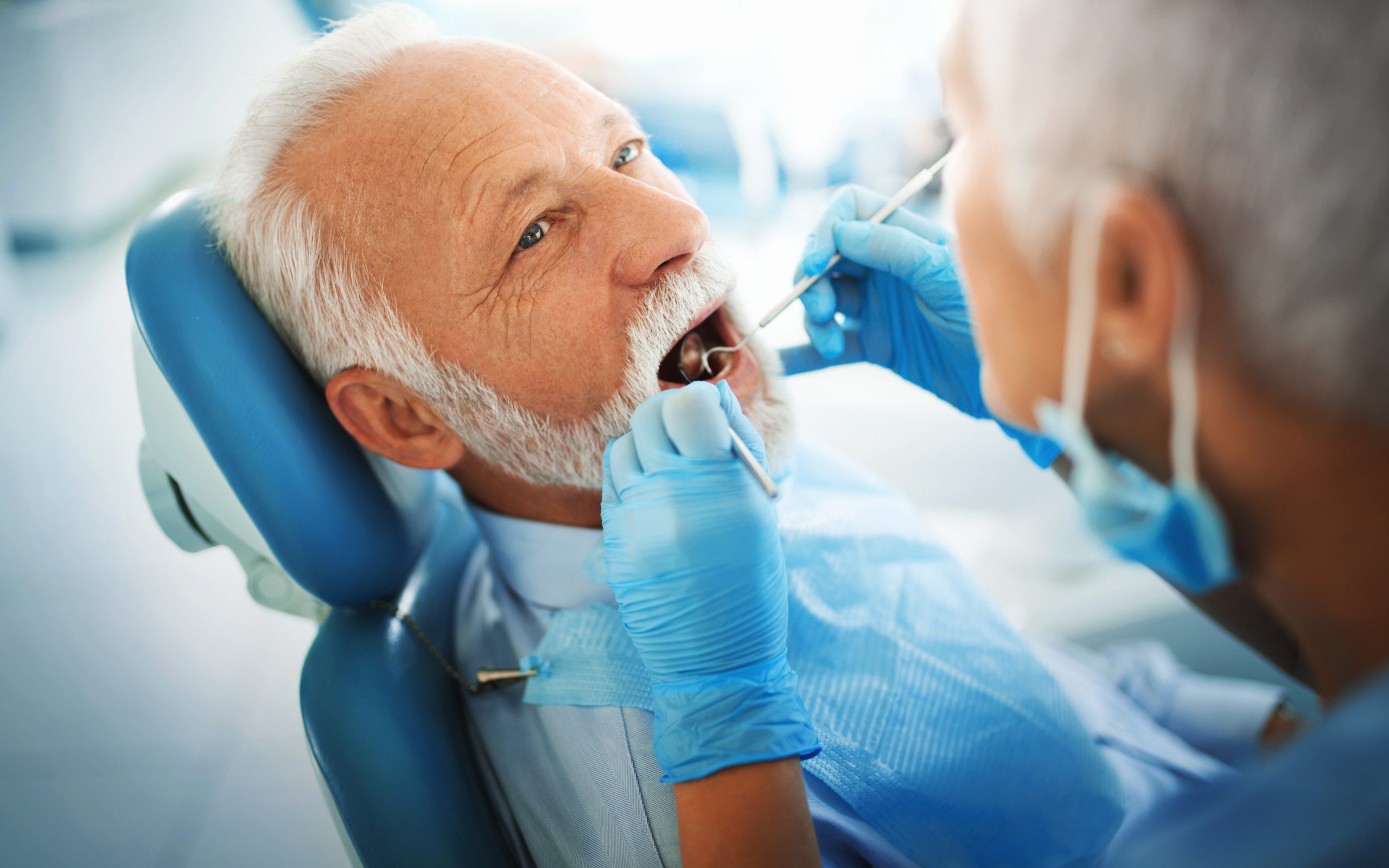 Врач занимающийся протезированием зубов. Пожилые пациенты в стоматологии. Пожилой человек у стоматолога. Пожилой пациент у стоматолога.