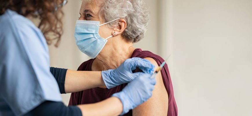 В Приморье решили всерьез заняться вакцинацией пенсионеров