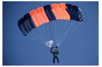 Пенсионер из Новосибирска выполнил три фигуры высшего пилотажа и прыгнул с парашютом