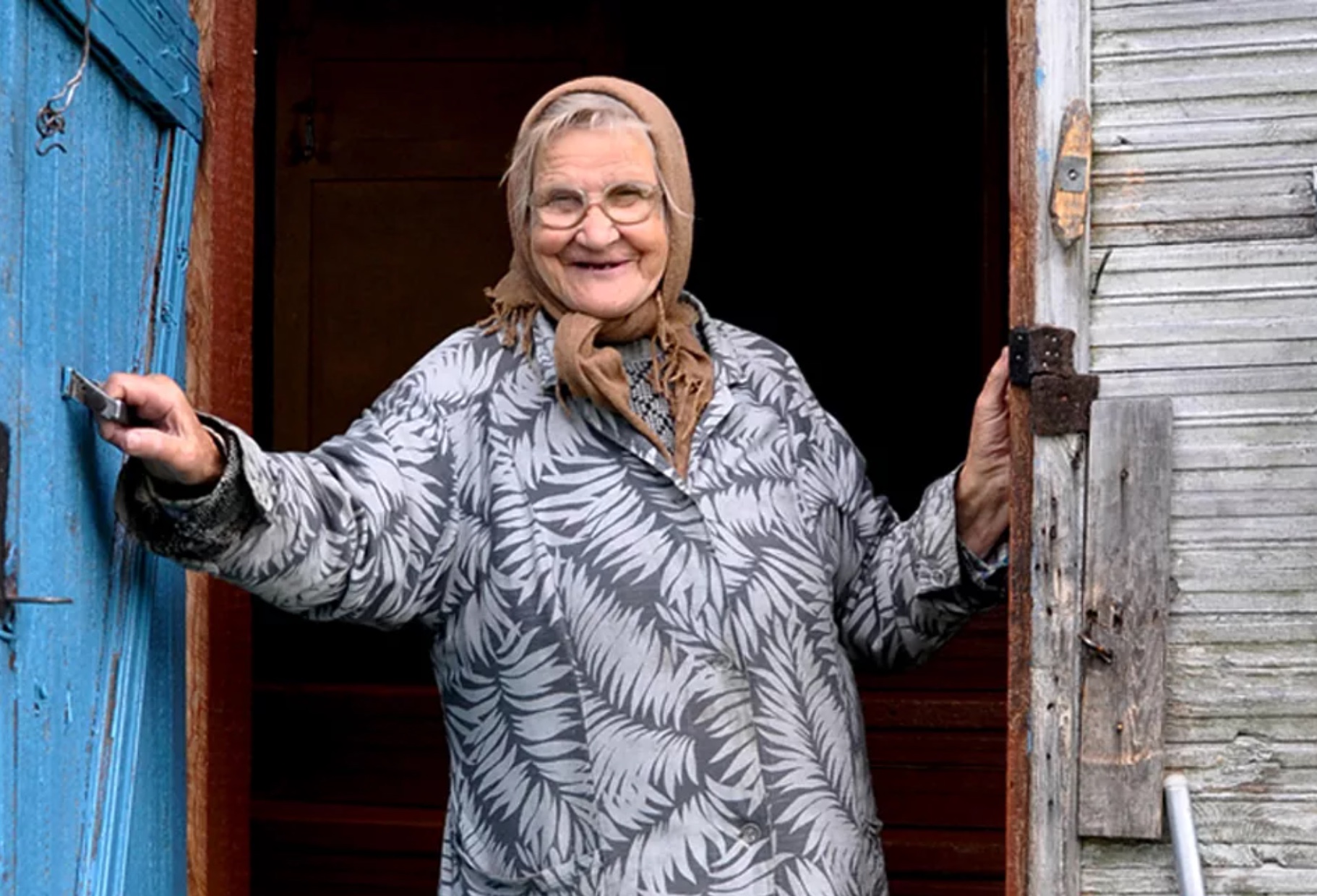 Бабка открой дверь. Деревенская бабушка. Старая деревенская бабка. Российская старушка. Деревенский дом старушка.