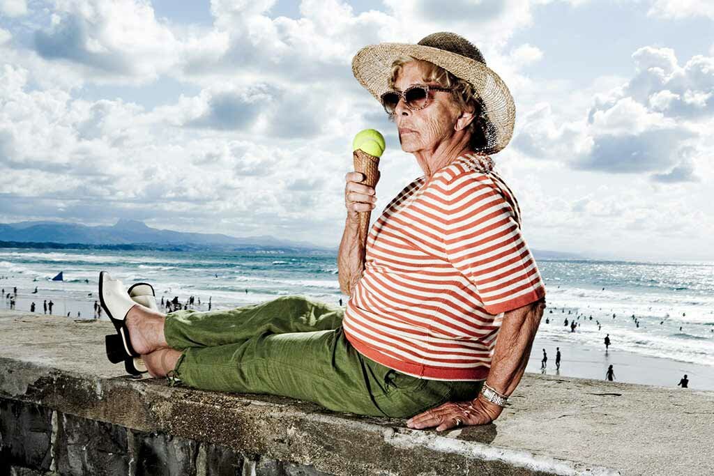 Бабушки путешествуют. Старушки на море. Модные старушки на море. Пенсионерка на отдыхе. Бабули на море.